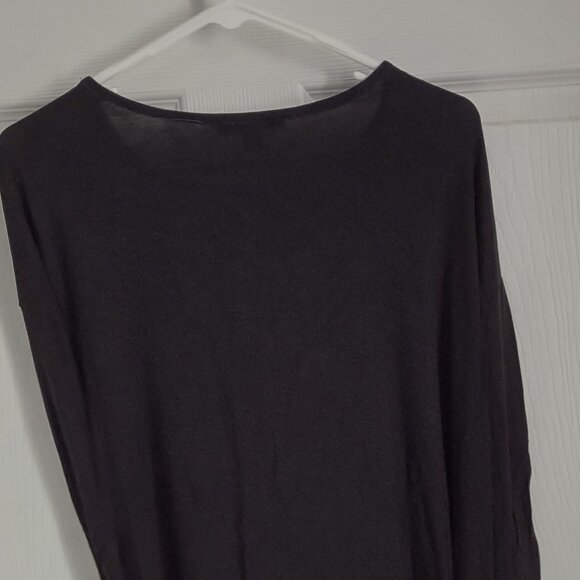 3/4 sleeve top with peekaboo cutout - Picture 4 of 4